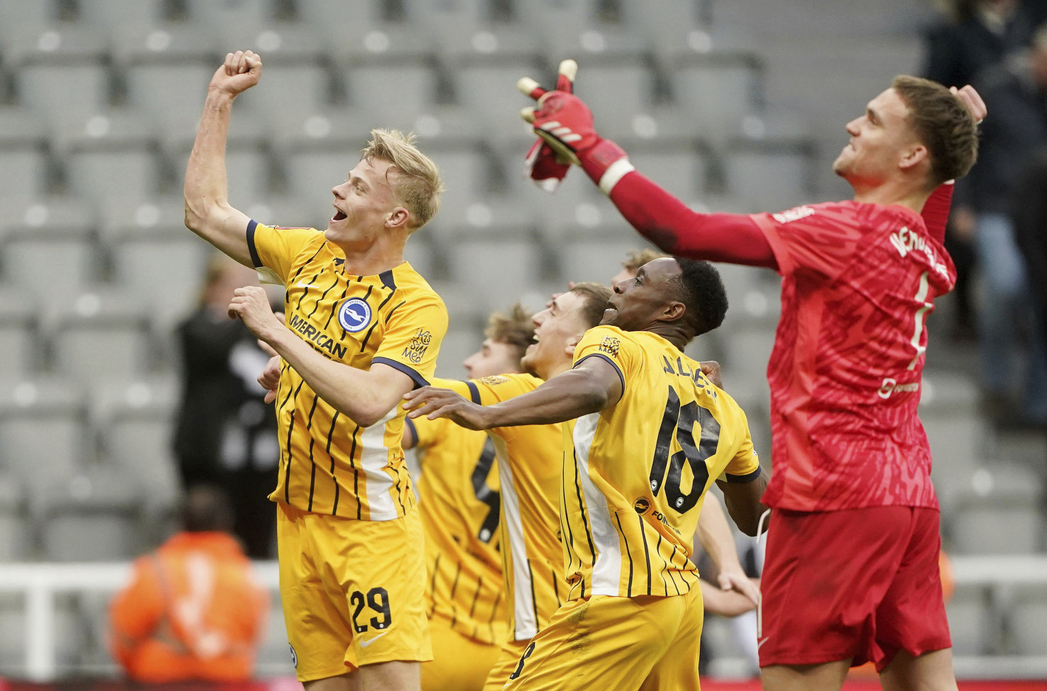 Ludnica u Njukaslu – dva crvena, pa gol u produžetku VIDEO