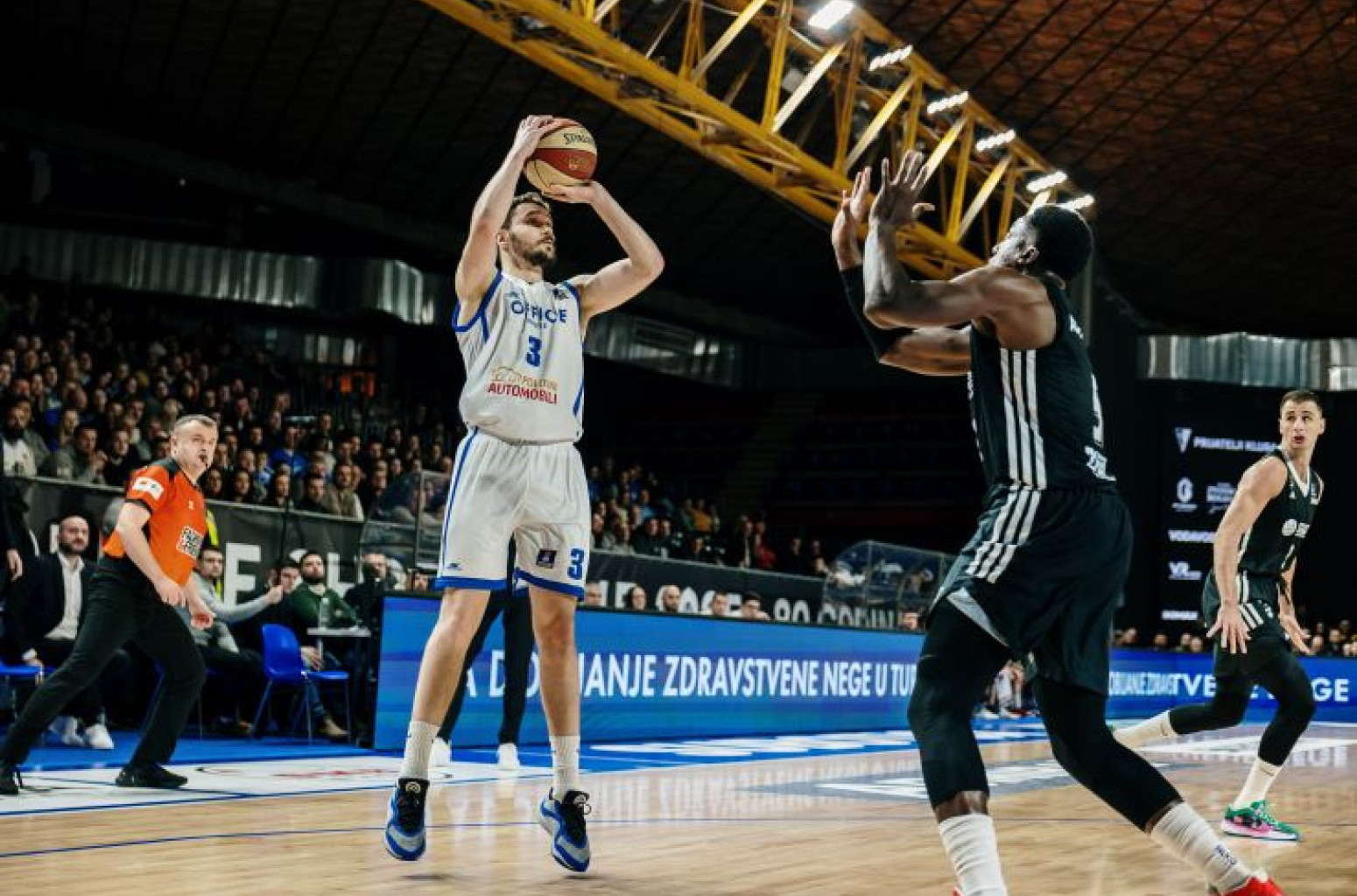 MVP nagrada u rukama košarkaša Spartaka