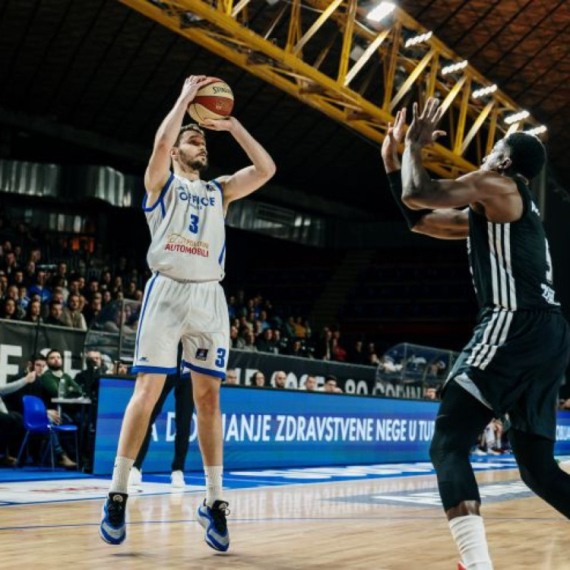 MVP nagrada u rukama košarkaša Spartaka