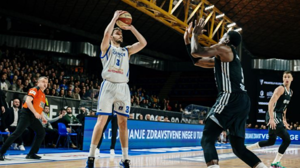 MVP nagrada u rukama košarkaša Spartaka