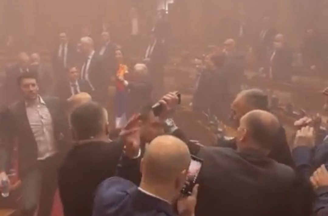 Užas: Bakljada u Skupštini; Letele i flaše, Opšta tuča poslanika; Ovo je Kurtijev scenario VIDEO