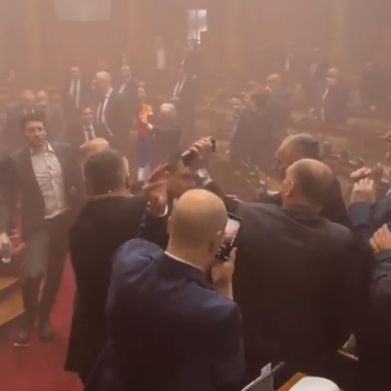 Užas: Bakljada u Skupštini; Letele i flaše, Opšta tuča poslanika; Ovo je Kurtijev scenario VIDEO