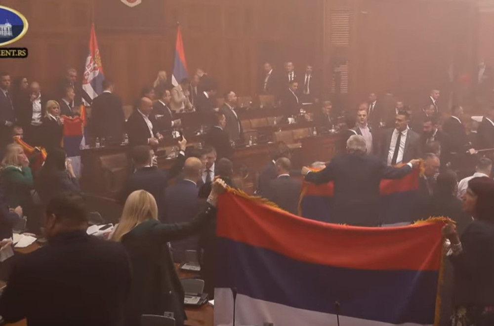 Ovo je istina o poslaniku POKS-a koji duva u vuvuzelu: Optužen za uznemiravanje i proganjanje žene