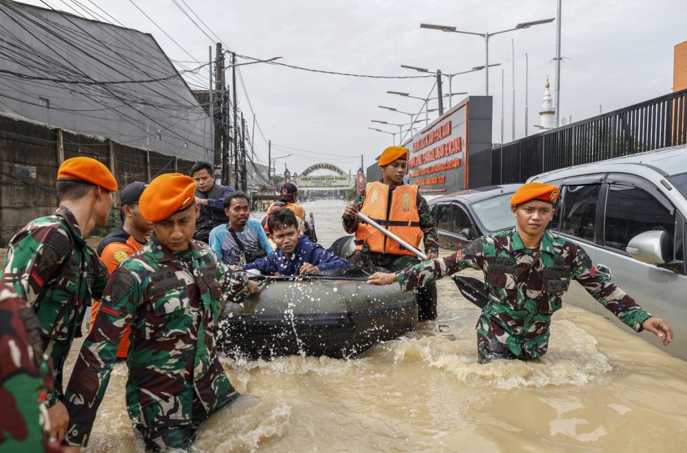 Hitna evakuacija: U Indoneziji više od 1.000 kuća pod vodom; Raketama protiv poplava FOTO