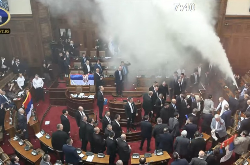 Novi haos u Skupštini; Opet leteli suzavci i flaše; Poslanici opozicije su bacali i jaja FOTO
