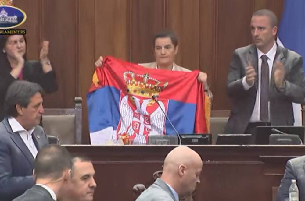 Marinika misli da su ljudi slepi: Brnabić stavlja zastavu na stolicu, ona laže da je baca na pod?! FOTO