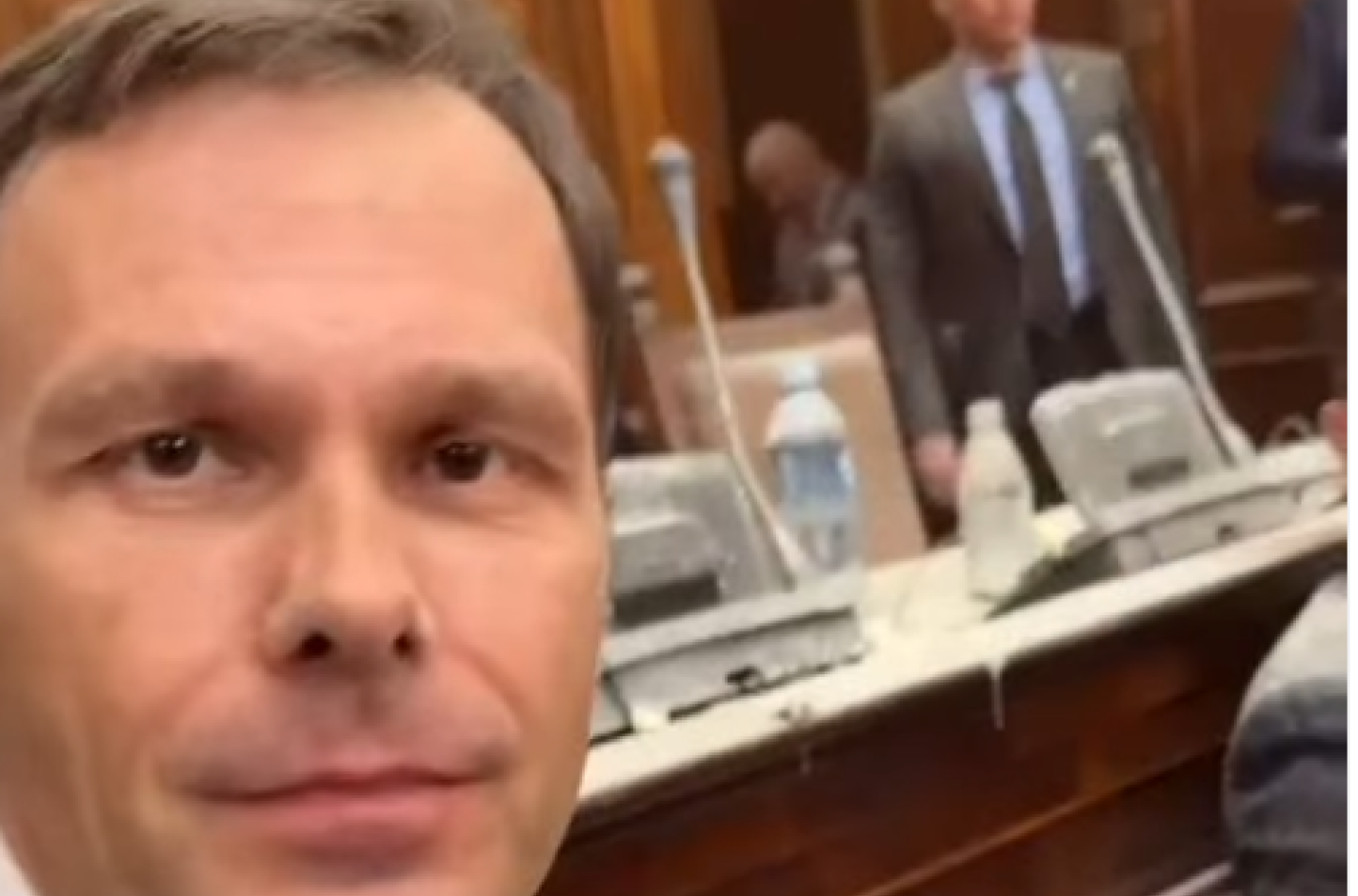 Sinišu Malog pogodila Jelena Jerenić dimnom bombom: Samo udrite, mi ćemo nastaviti da radimo VIDEO