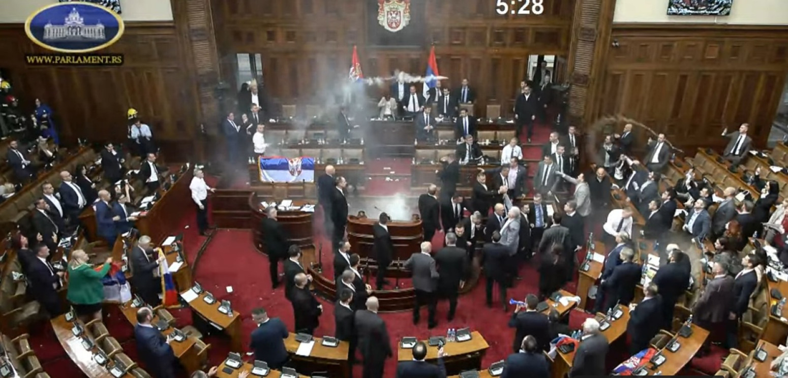 Novi haos u Skupštini; Opet leteli suzavci i flaše; Poslanici opozicije su bacali i jaja FOTO
