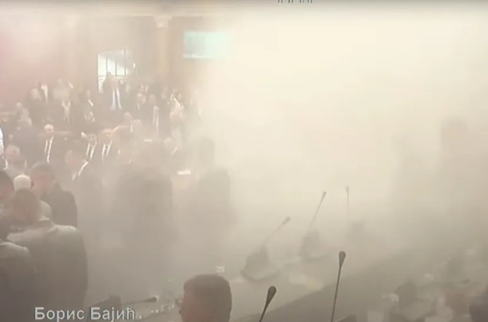 Novi haos u Skupštini; Opet leteli suzavci i flaše; Poslanici opozicije su bacali i jaja FOTO