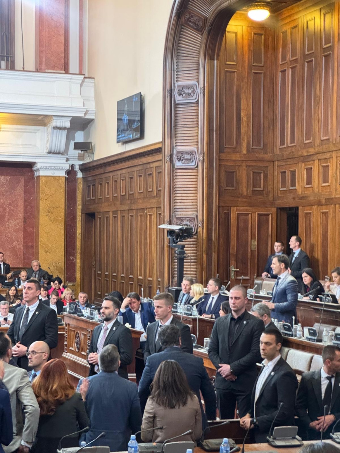 Mali govorio dok opozicija urliče: Usvojićemo zakon da mladi mogu lakše do prvog stana