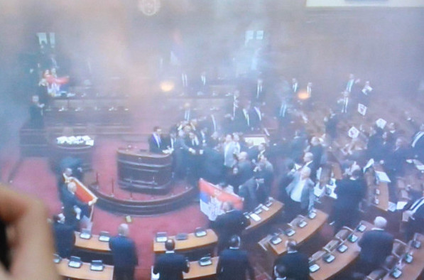 Ambasada SAD o haosu u Skupštini Srbije: "Neprihvatljivo"