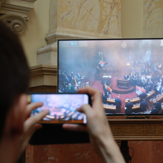 Ambasada SAD o haosu u Skupštini Srbije: "Neprihvatljivo"