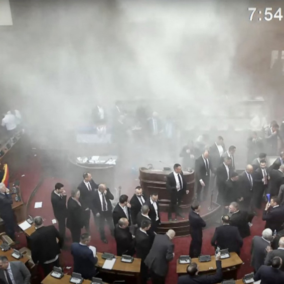 Ovaj čovek želi da vodi Srbiju?! Lazović švercovao pirotehniku u Skupštinu, sve pripremano ranije VIDEO