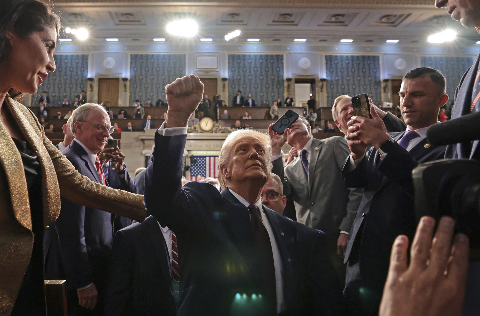 Totalni šok za vreme Trampovog govora: Ustao je, mahao štapom, vikao; Ubrzo je izbačen VIDEO