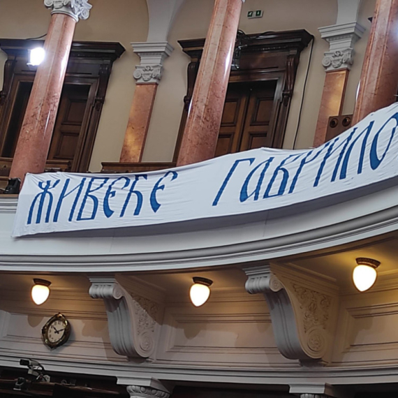 U parlamentu razvijen transparent: "Živeće Gavrilo"