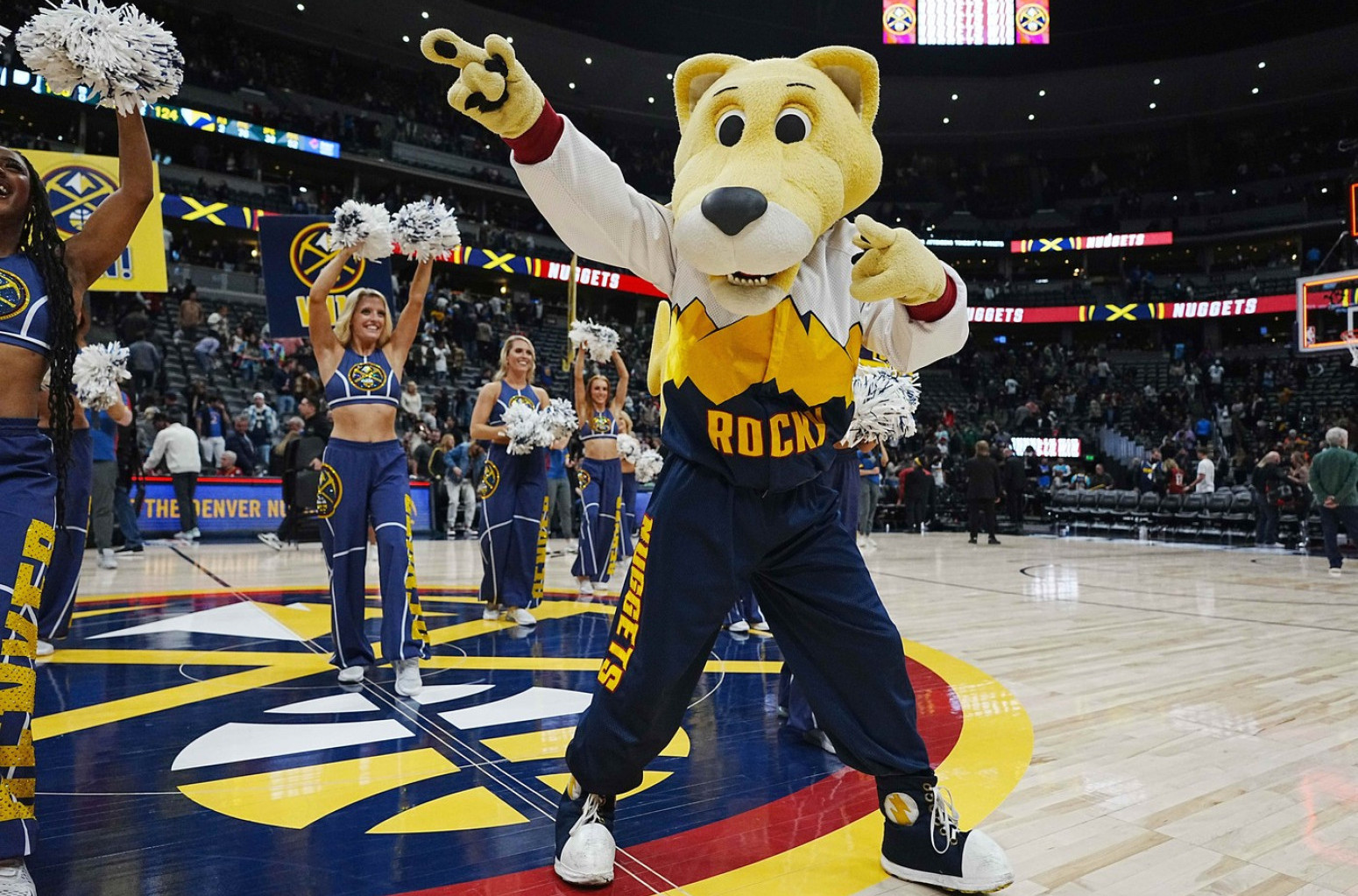 NBA maskote se "razbijaju" od para – Jokićeva naročito VIDEO