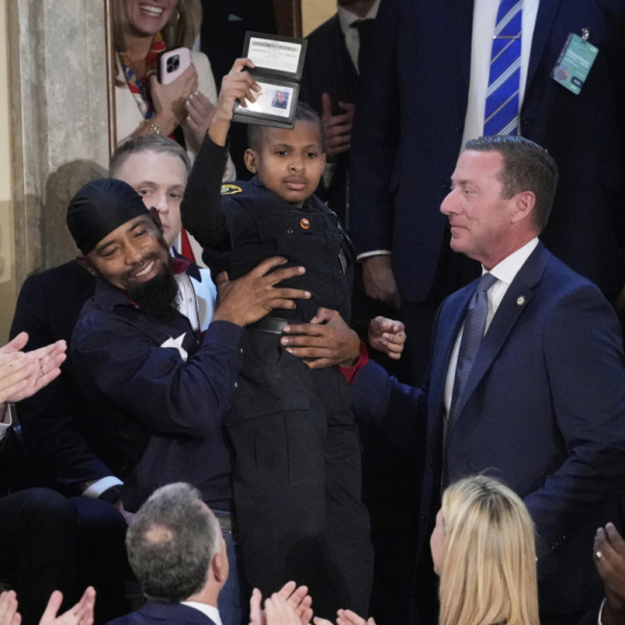 Dečaka ismevali zbog policijske uniforme: Tramp mu dao titulu Tajnog agenta VIDEO