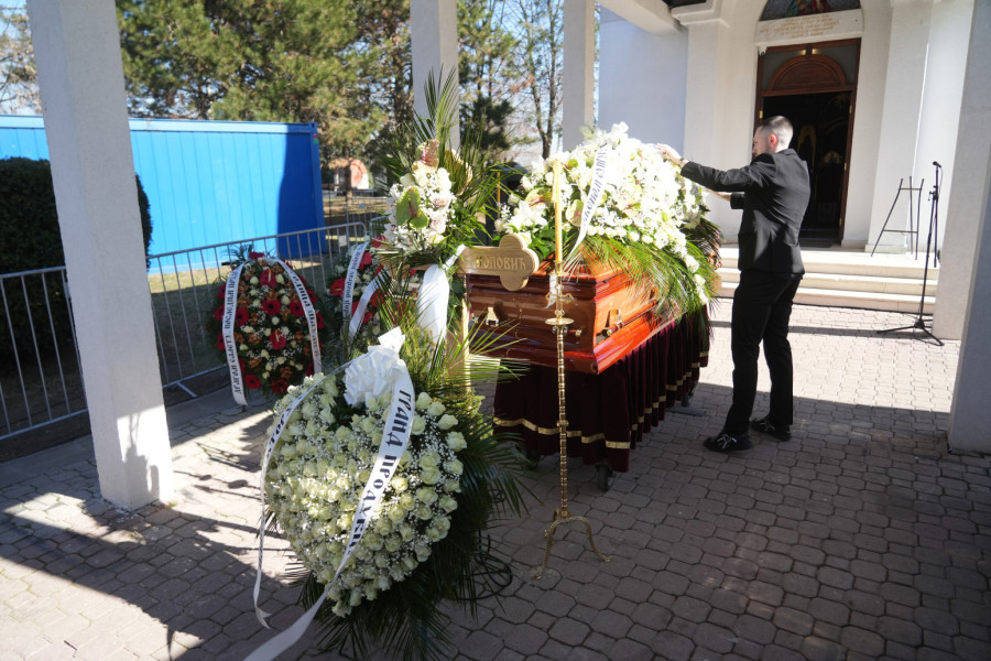 Udovica Šabana Šaulića u suzama na sahrani Popovića: Otišao je na bolje mesto...