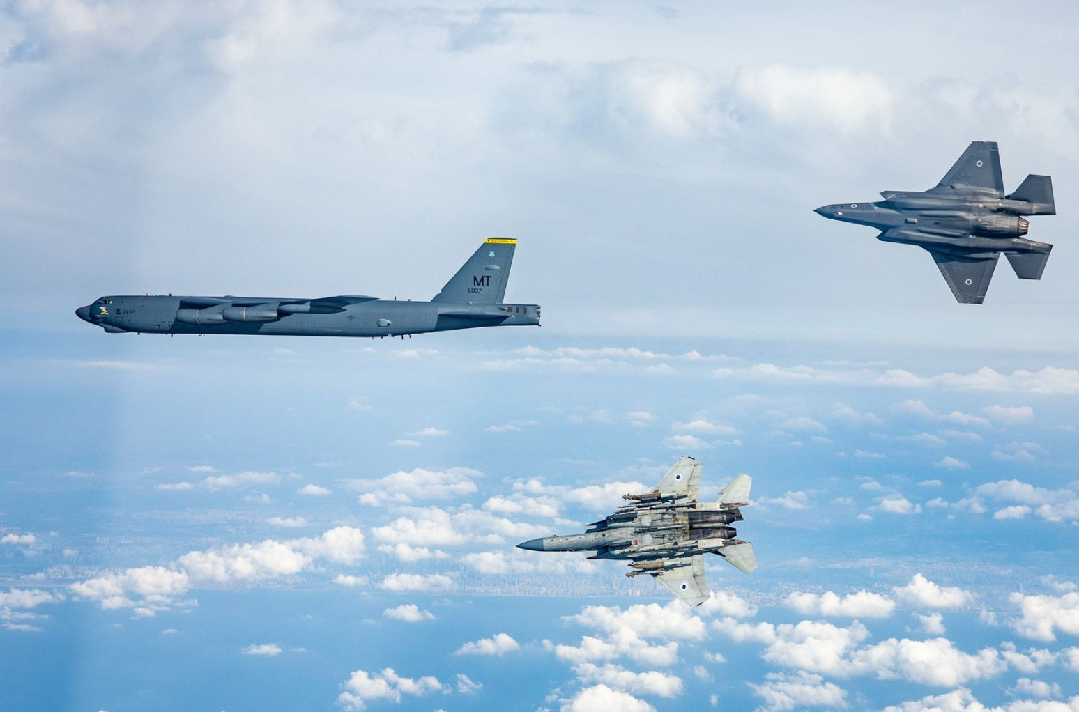 Drama na nebu: Američki bombarder se nadvio nad putničkim avionom FOTO