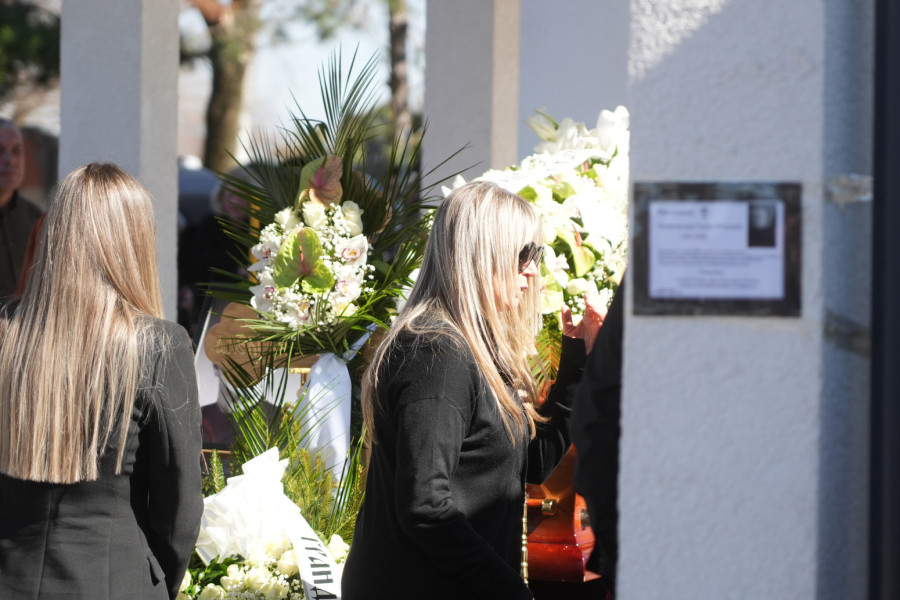 Udovica Šabana Šaulića u suzama na sahrani Popovića: Otišao je na bolje mesto...