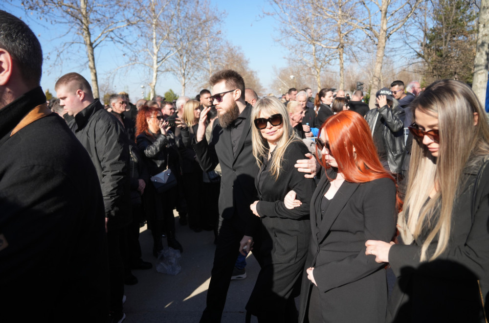 Otkriveno šta je Suzana Jovanović bacila u grob Saše Popovića FOTO