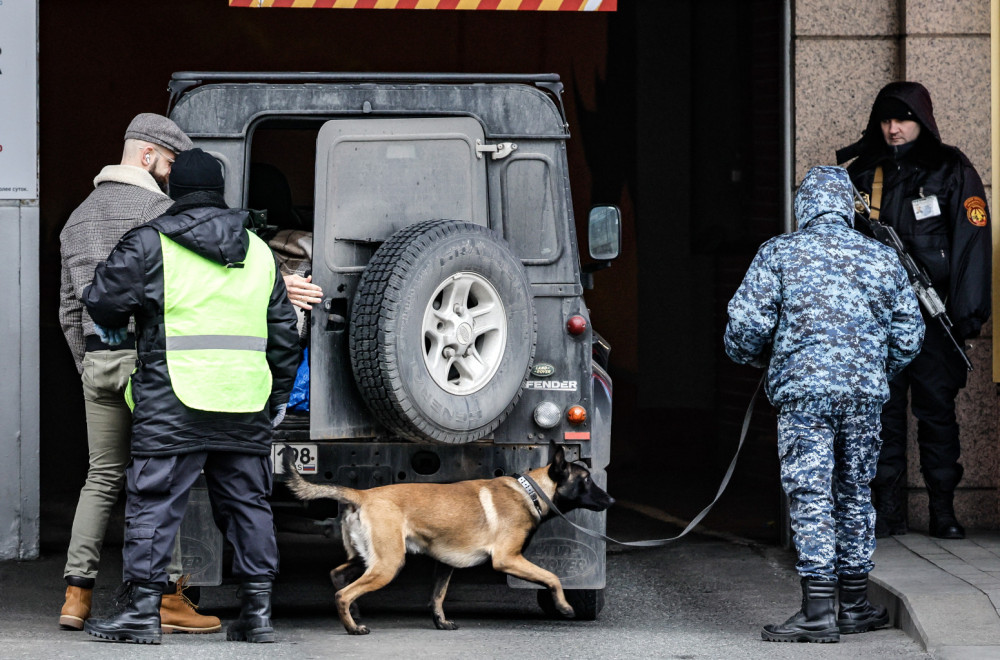 Eksplozija u banci u Moskvi: Staklo polomljeno, sve je snimljeno kamerama FOTO/VIDEO