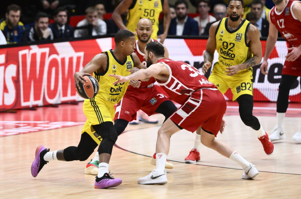 Katastrofa  u Milanu –  povredio se Mirotić, Gilespija izneli sa terena! VIDEO