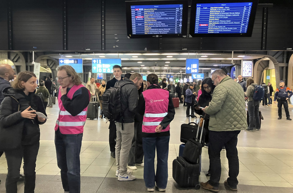 Panika u Parizu; Pronađena bomba, naređena hitna evakuacija FOTO/VIDEO