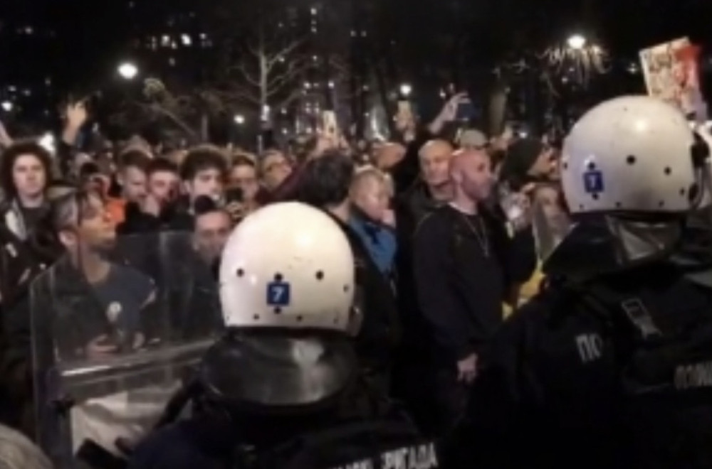 Napad na studente u Pionirskom parku: Sprečeni da se obrate medijima VIDEO