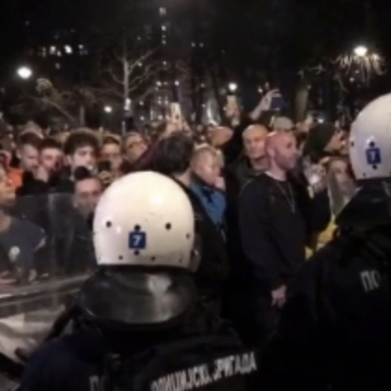 Napad na studente u Pionirskom parku: Sprečeni da se obrate medijima VIDEO