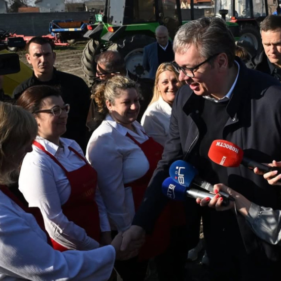 Vučić: "Banatska pruga bi spojila Beograd i Pančevo"; "U Dom zdravlja u Opovu ulažemo 2,2 miliona evra"