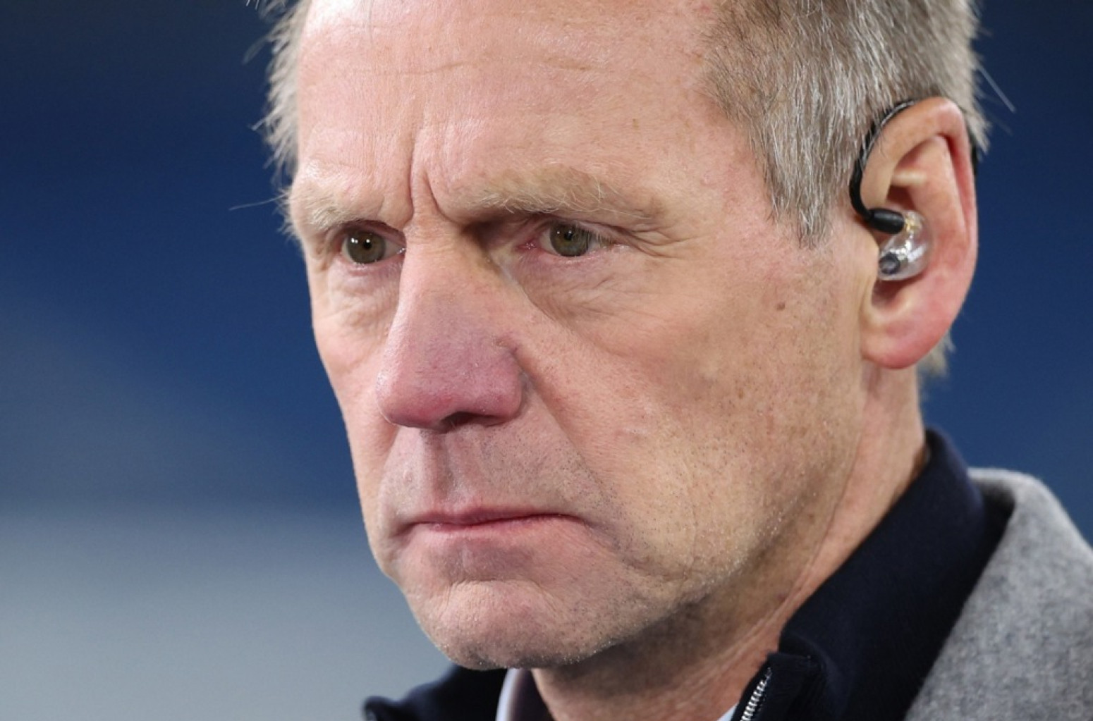 Bivšem kapitenu Engleske pozlilo – avion prinudno sleteo