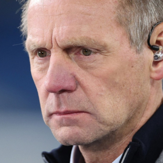 Bivšem kapitenu Engleske pozlilo – avion prinudno sleteo