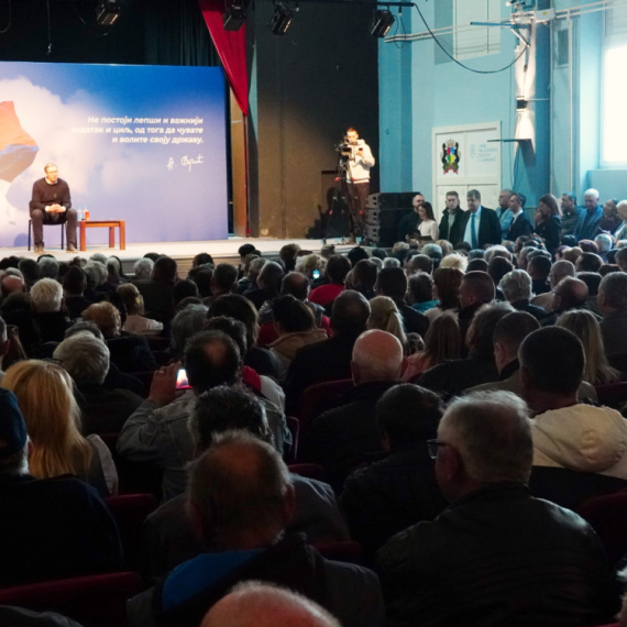 Vučić sa građanima: "Stambeni krediti za mlade su velika stvar"; "Alimentacioni fond je izvanredna ideja"