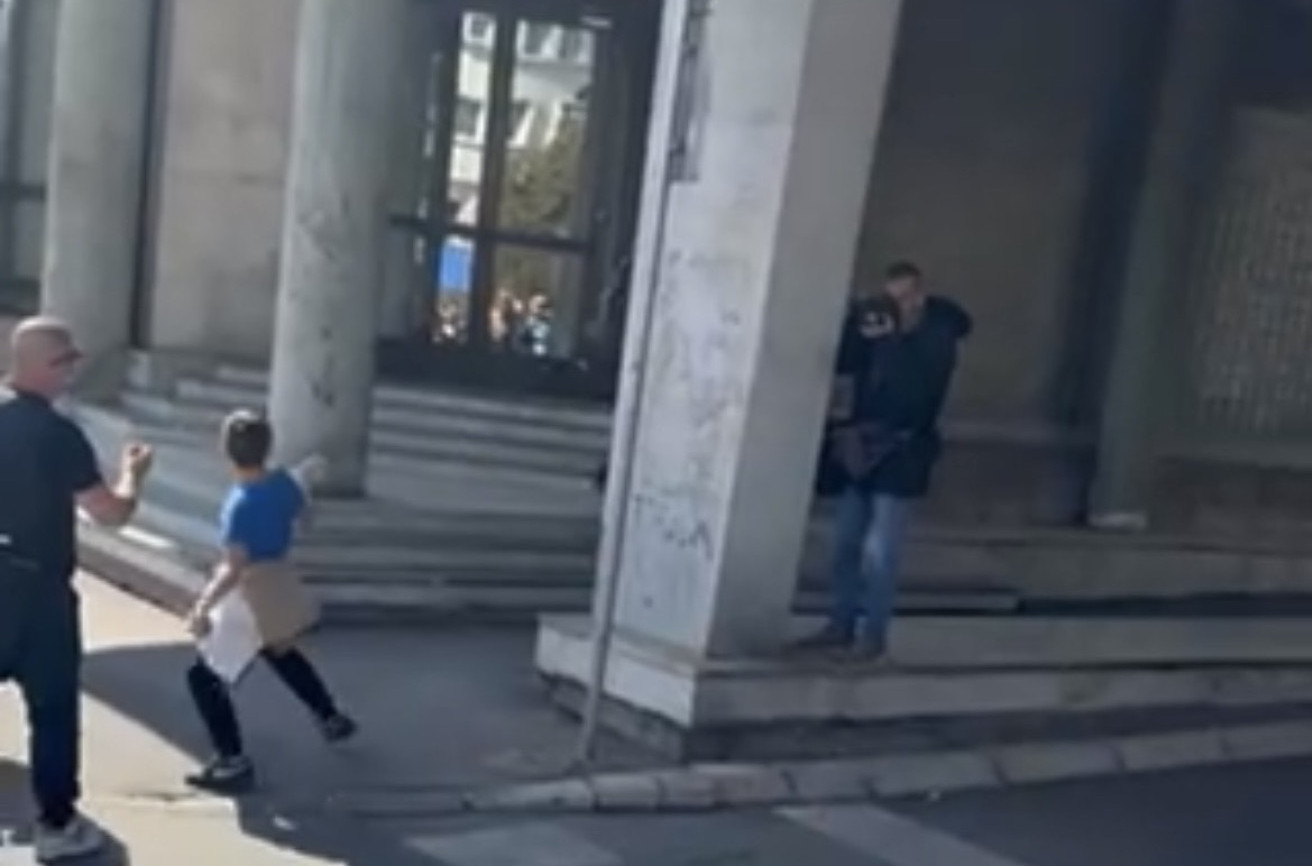 "Vaspitavanje" na delu: Otac daje detetu jaje da gađa skupstinu grada Novog Sada VIDEO