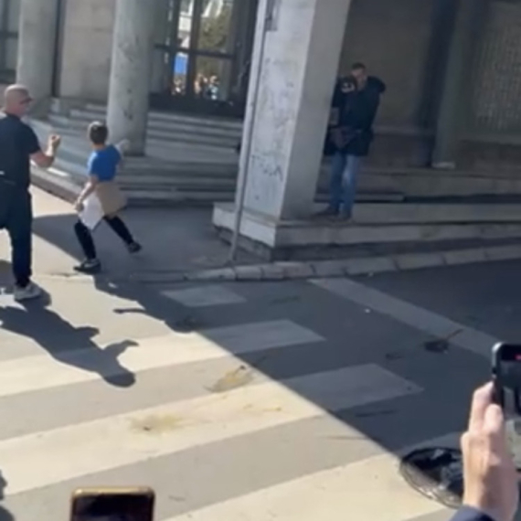 "Vaspitavanje" na delu: Otac daje detetu jaje da gađa skupstinu grada Novog Sada VIDEO