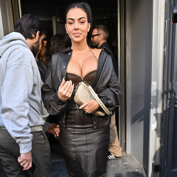 Korset jedva drži grudi da ne ispadnu, a ona se samo smeška FOTO