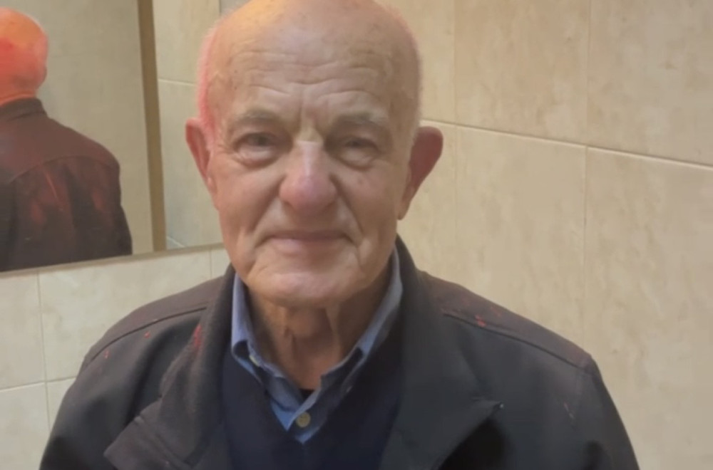 Napadnut deka ispred hale u Smederevu; Blokaderi ga napali jer je išao na miting na kom je govorio Vučić VIDEO