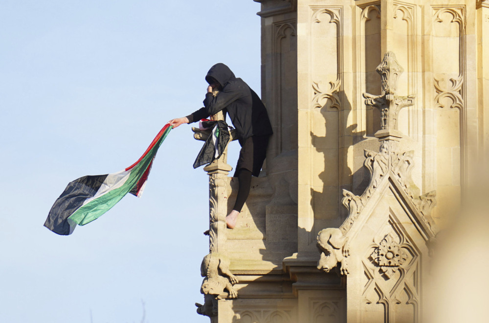 Drama u Londonu: Muškarac sa zastavom satima na vrhu Vestminsterske palate FOTO/VIDEO