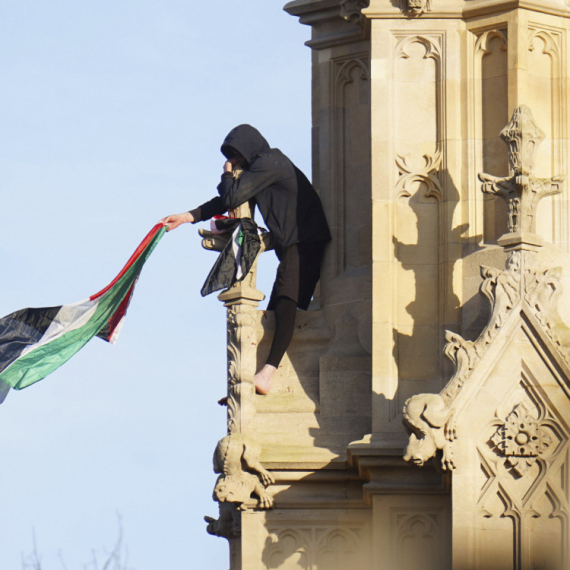 Drama u Londonu: Muškarac sa zastavom satima na vrhu Vestminsterske palate FOTO/VIDEO