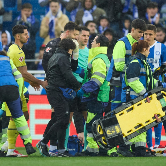 Maler dana – nokautiran kolenom, završio u bolnici, dobio crveni karton VIDEO