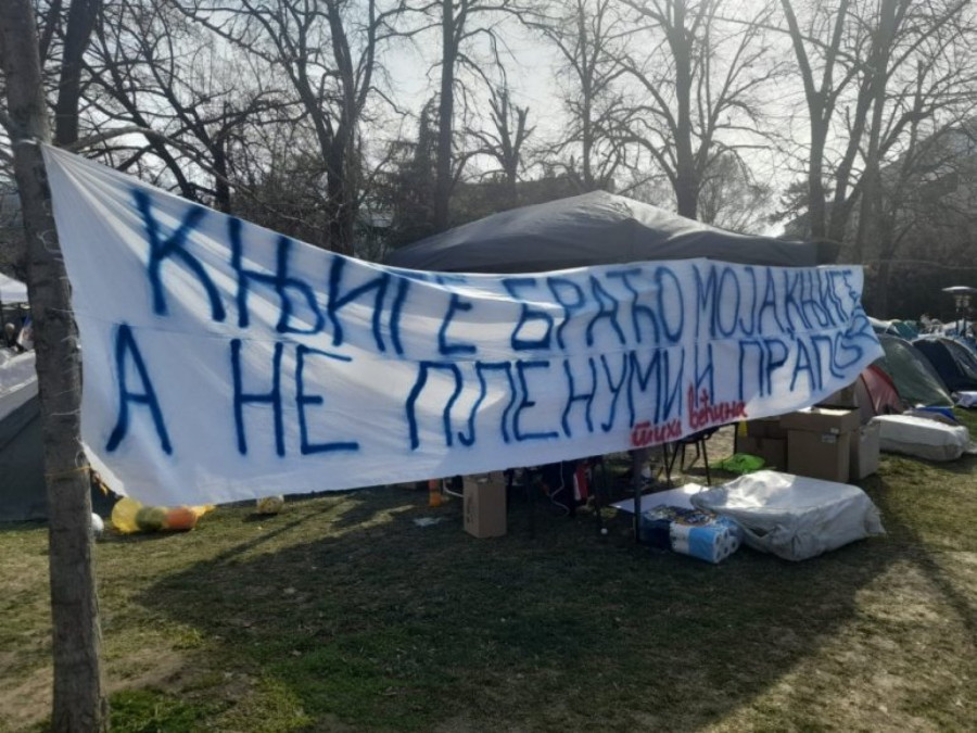 Suočavaju se sa pretnjama, pa jasno poručili: Ostajemo ovde do povratka na fakultete FOTO