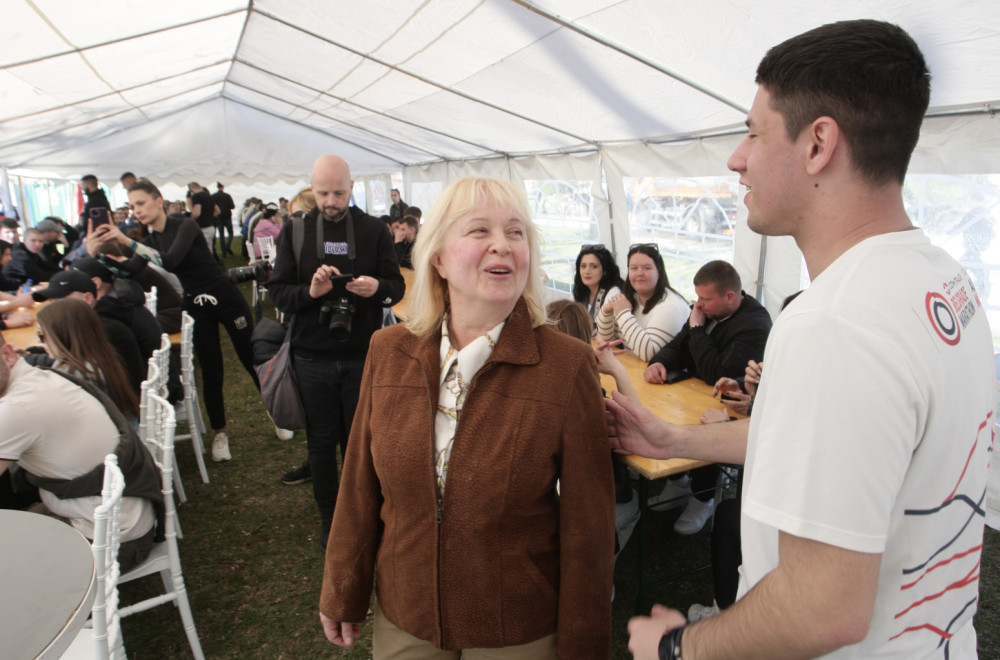 Profesorka Svetlana Vujović posetila studente koji žele da uče: "Svaka vam čast" FOTO