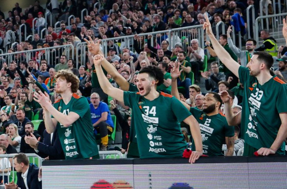 Tasić pogodio s pola terena – Zvezda ostala u šoku VIDEO