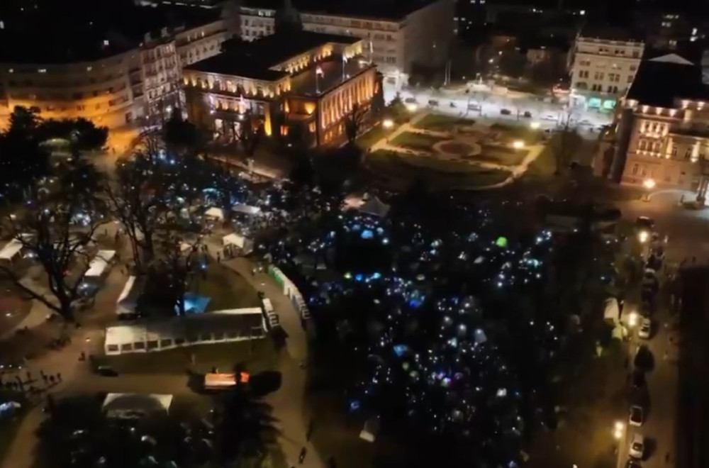 Spektakularan prizor: Studenti koji žele da uče upalili lampice VIDEO