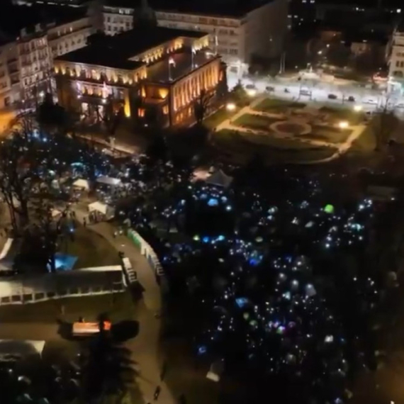 Spektakularan prizor: Studenti koji žele da uče upalili lampice VIDEO