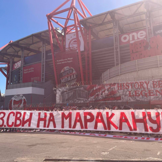 "Delije" i "Gate 7" zajedno u Pireju: Čestitanje rođendana i poziv na "Marakanu"