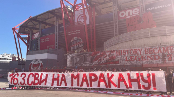 "Delije" i "Gate 7" zajedno u Pireju: Čestitanje rođendana i poziv na "Marakanu"