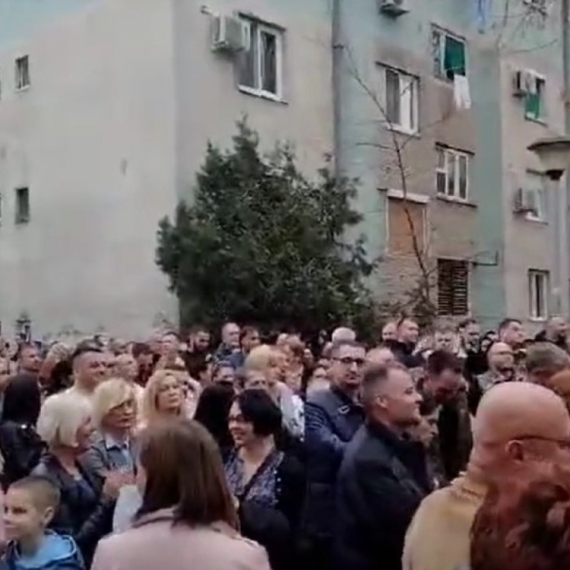 Podrška za nastavnike koji rade u Novom Sadu: Na skup došlo 500 ljudi; Podršku blokadama dalo njih 20 VIDEO