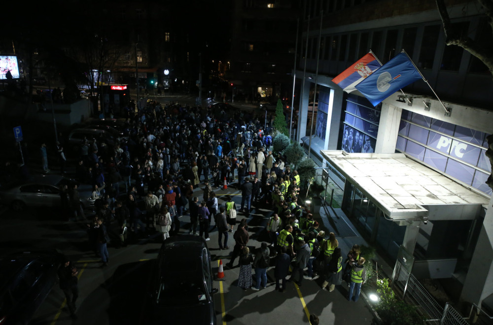 Povređen policajac kod RTS-a; Dačić: Javljeno nam je da su tri ulaza blokirana